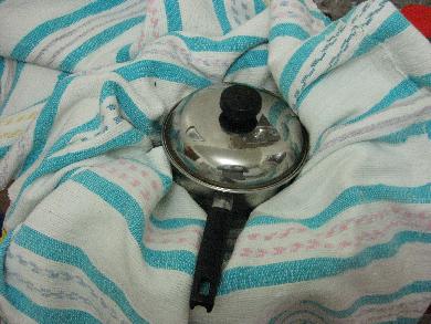 Heat-retention cooking - place the pot in the blanket.