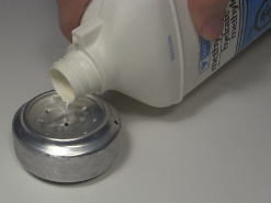 Filling the alcohol stove with methyl hydrate (methanol).