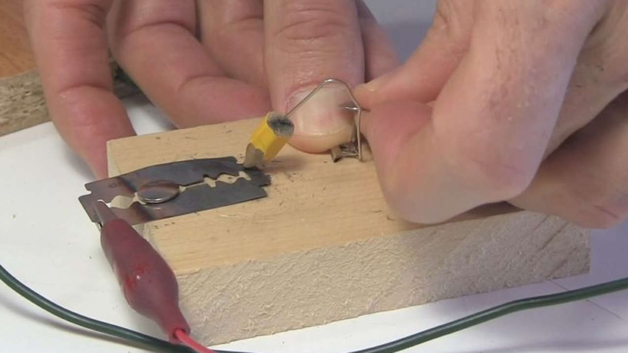 Fixing the pencil of the razor blade diode in place.