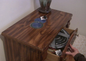 Wireless electricity transmitter in the drawer before closing it. It's too far from the receivers to power them.